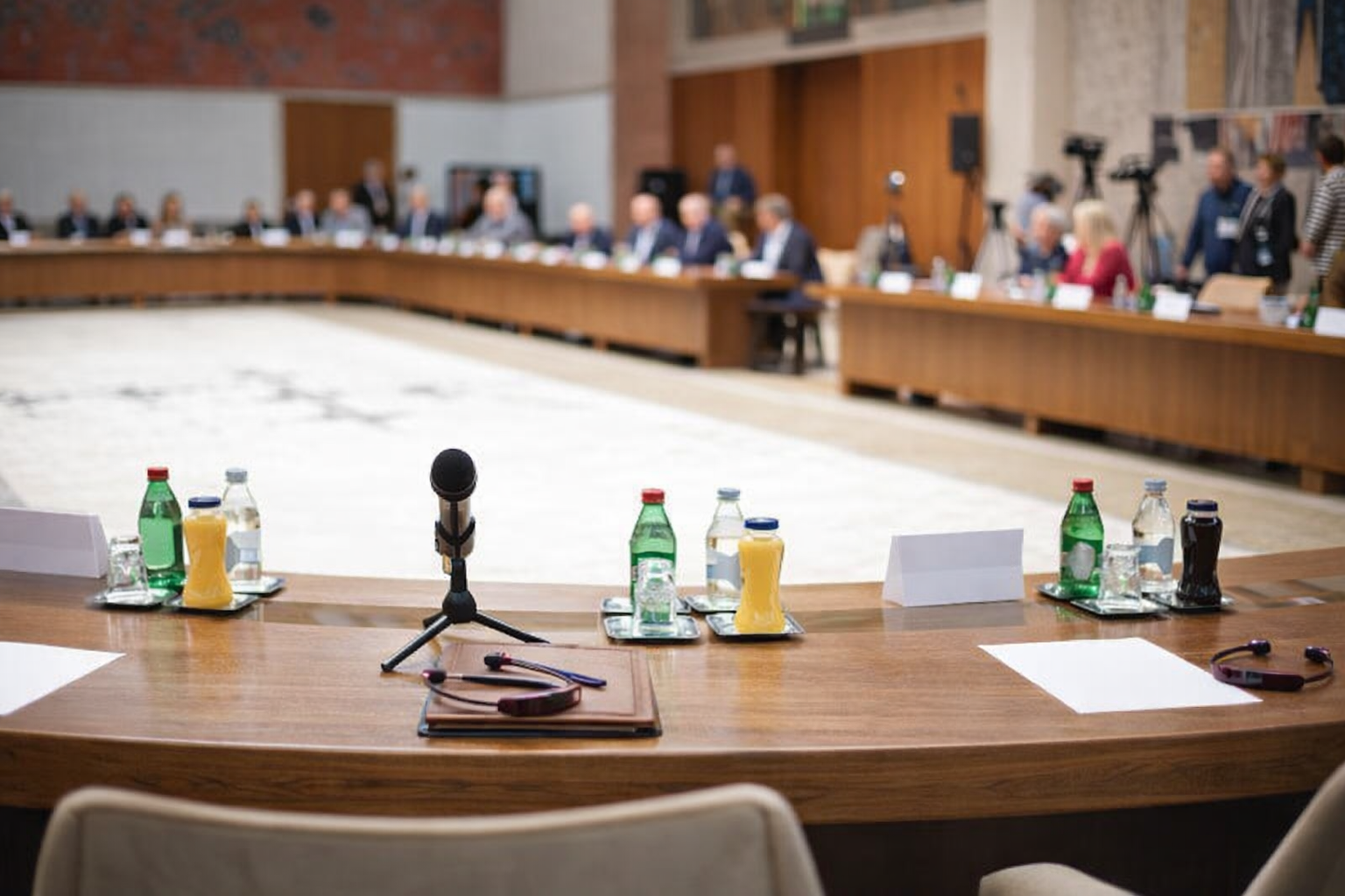 Konferensiya zalidan lavha